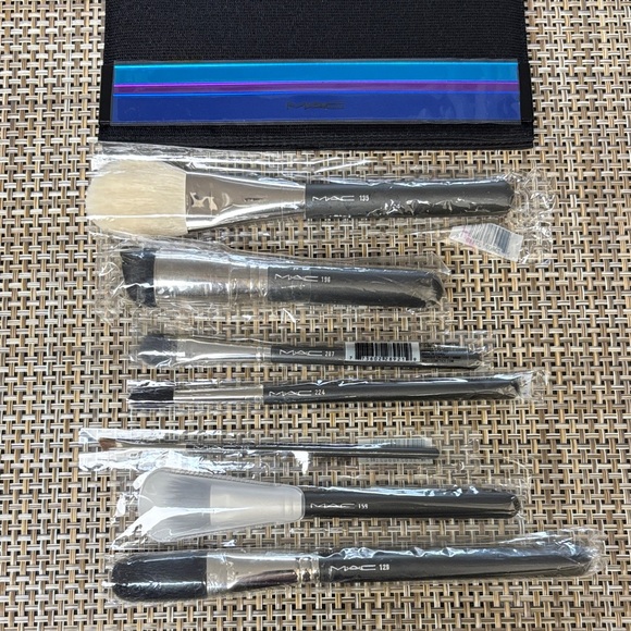 MAC COSMETICS NATURAL HAIR BRUSHES ORIGINAL STYLE LOT OF 7 and Case NEW